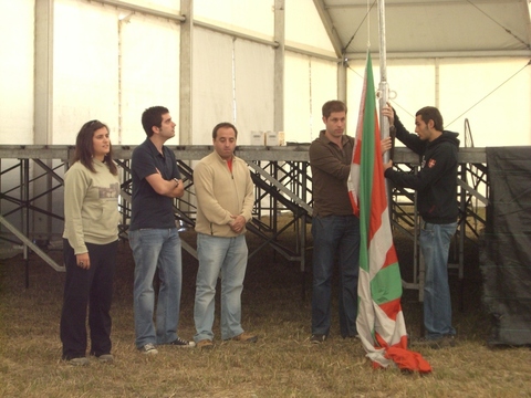 Foto: Apertura con la izada de ikurria