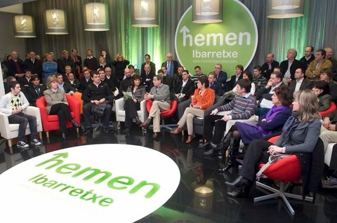 Foto: Leyeron el manifiesto de apoyo a Ibarretxe